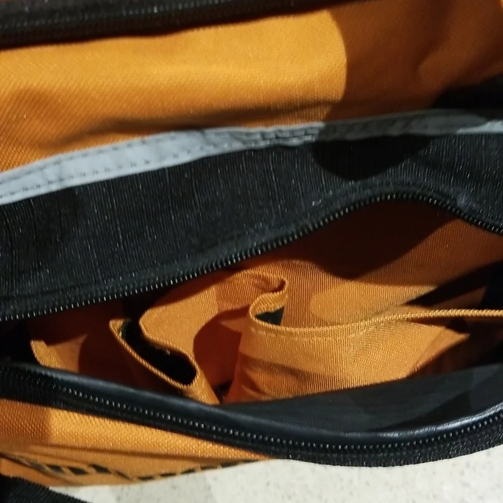 Multiple zippered pockets duffle EUC